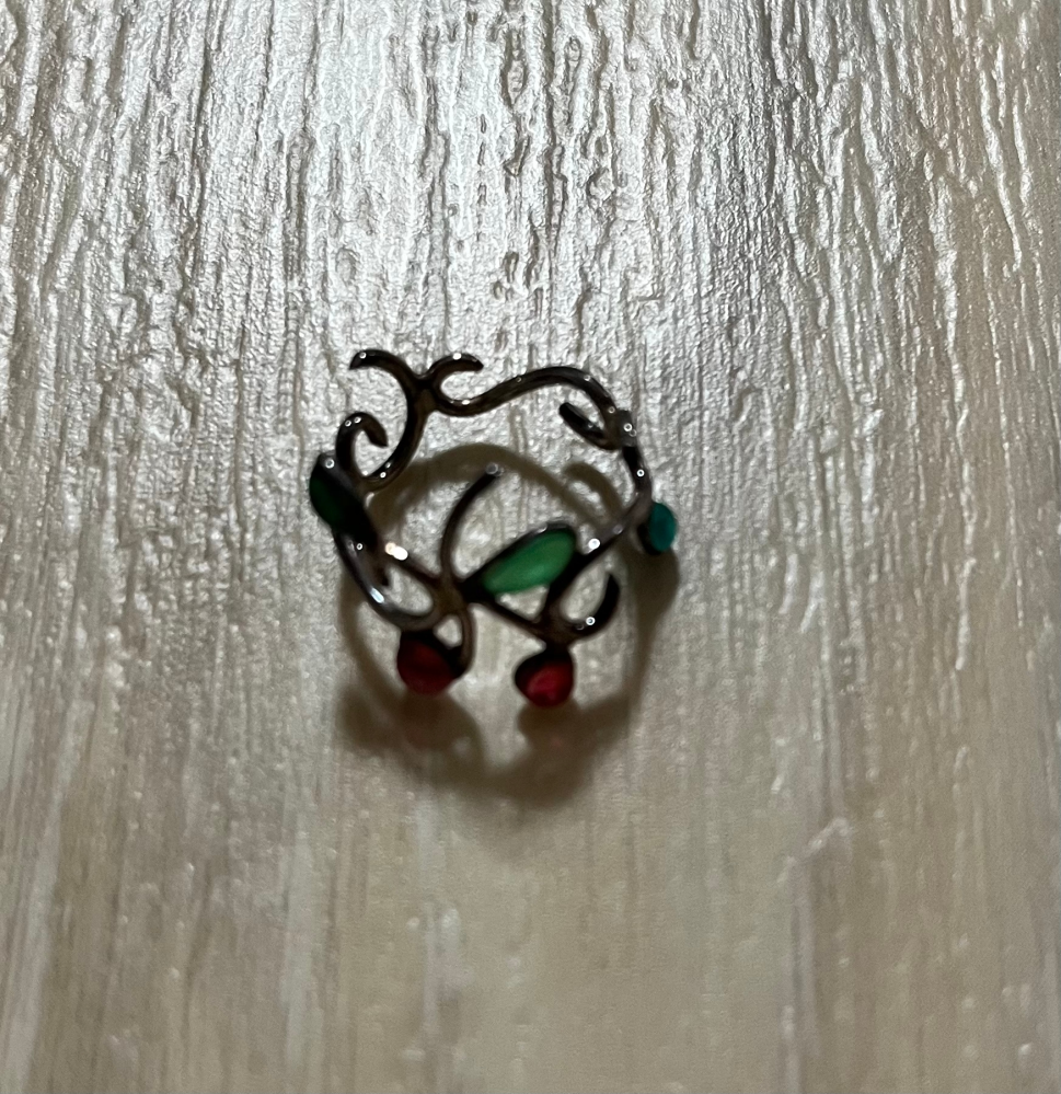 一部ガラスのシルバーの指輪の黒ずみはシルバーだけのアクセサリーと