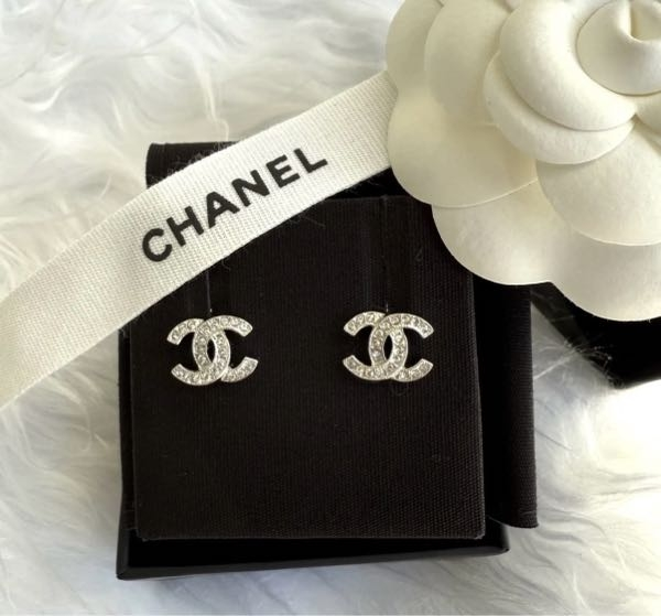 画像のようなCHANELのロゴピアスはどこで購入できますか？メルカリや