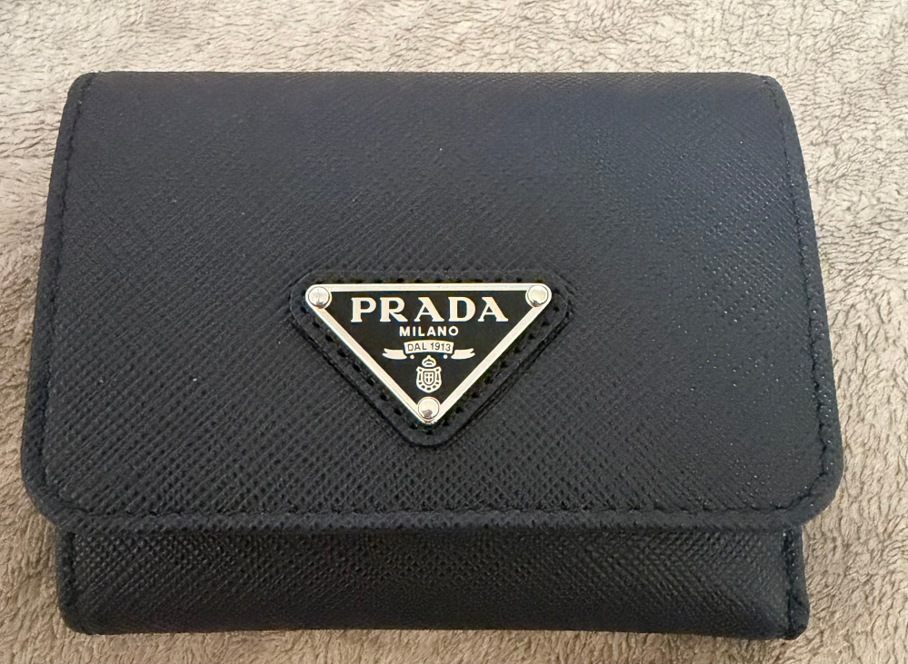 【専用】プラダ サフィアーノ 本物 PRADAサフィアーノの財布買ったのですがこれは本物ですか？メルカリで