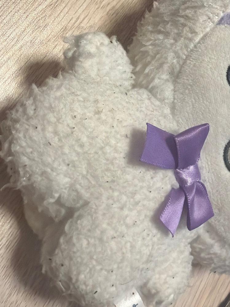 画像のようにぬいぐるみにくろい毛玉がたくさんついてしまってい