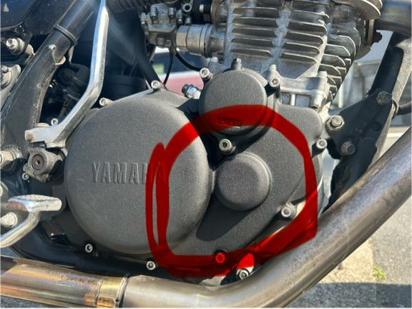 sr500のエンジン右側の画像の赤丸で囲ったところにオイル？の漏れみた