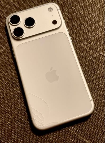 iPhoneを落としてしまいました(ヒビ割れ)昨日、ベッドの上からiP