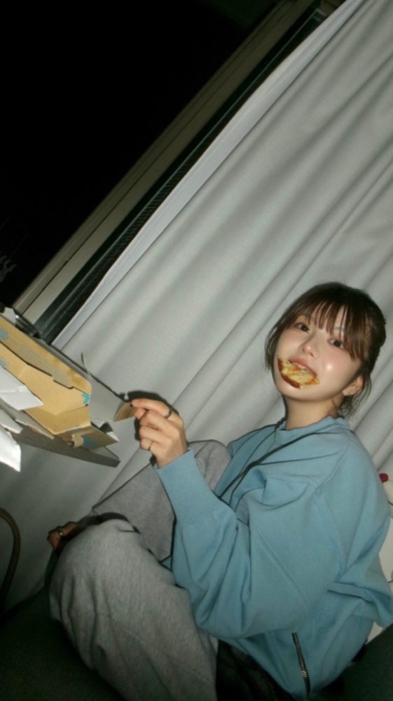 なんか食いながら、なんかやる女をどう思いますか？