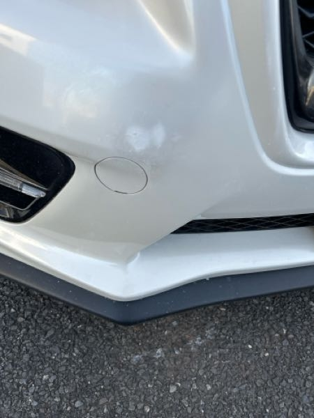 先日、車のボンネットに飛び石だと思われる小さな傷2ヶ所を発見した