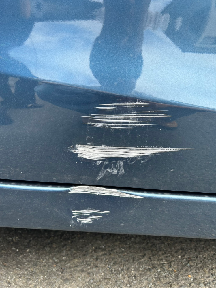 車の傷・凹みの修理費用についてご質問があります。車を擦ってしまい 