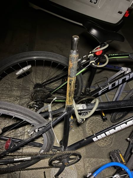 盗まれて戻ってきたチャリがサドルがなくて写真のような状態なんですけど、部品を買って復旧したいのですが、汎用品でありますか？サドルのバーしかなくてロックする部品もないため上下に動いてしまいます。