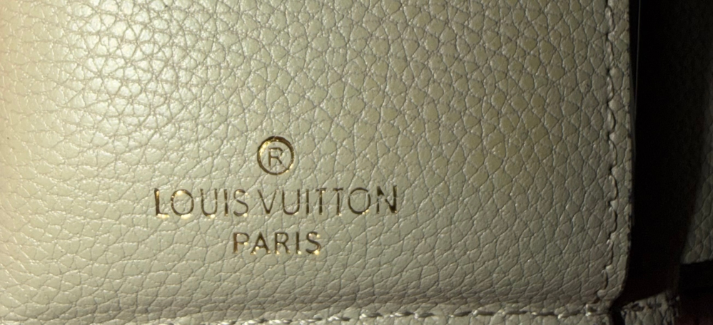 VUITTONの財布2年ほど前に購入した商品です。一年半ぼど使用しました。 3年前に知人からプレゼントでいただいたルイヴィトンの財布が偽物かも