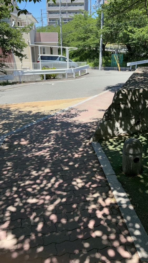 交通事故についての相談です。 高校生の息子が自転車で通行時、自動車と接触事故を起こしたらしく連絡がありました。(私は単身赴任です) 曰く、警察への連絡は済みで双方怪我ないとのことでした。自動車に擦り傷があったみたいで、請求するかもしれないと言われたらしいのですがそんな事ってあり得ますか？ 因みに事故の際は双方動いていたらしく、現場は見通しの悪い合流地点でした。画像は実際の地点です。 私自身だったら、未成年の自転車に車で接触事故起こしたら基本的には親御さんに謝罪の連絡をこちらから入れます。 今回向こうからは何もないです。