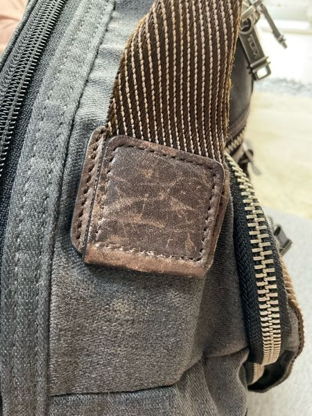リュックの革の部分が長年使い込んでキズがはいっています。キズ 