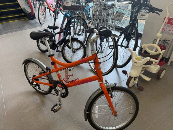 この自転車ってタイヤが小さいクロスバイクですか？買ったばかりなので 