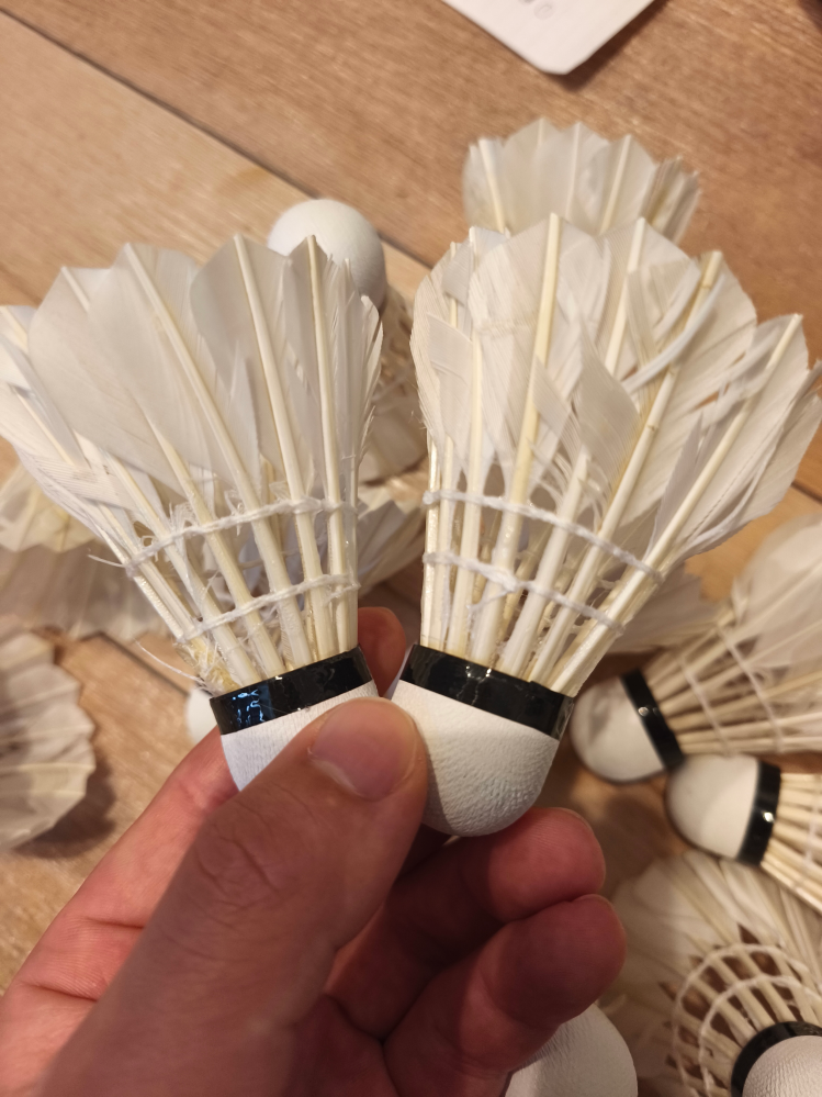 バドミントンシャトル新品未開封 バドミントンのシャトルについて。画像のシャトルが新品なのか