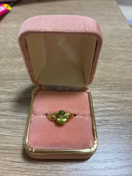 祖母からいただいた指輪 先日、祖母から形見として指輪を貰ったのですがなんの宝石か分からず
