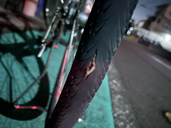 自転車の後輪がこのように割れてしまいパンクしてしまったのです 