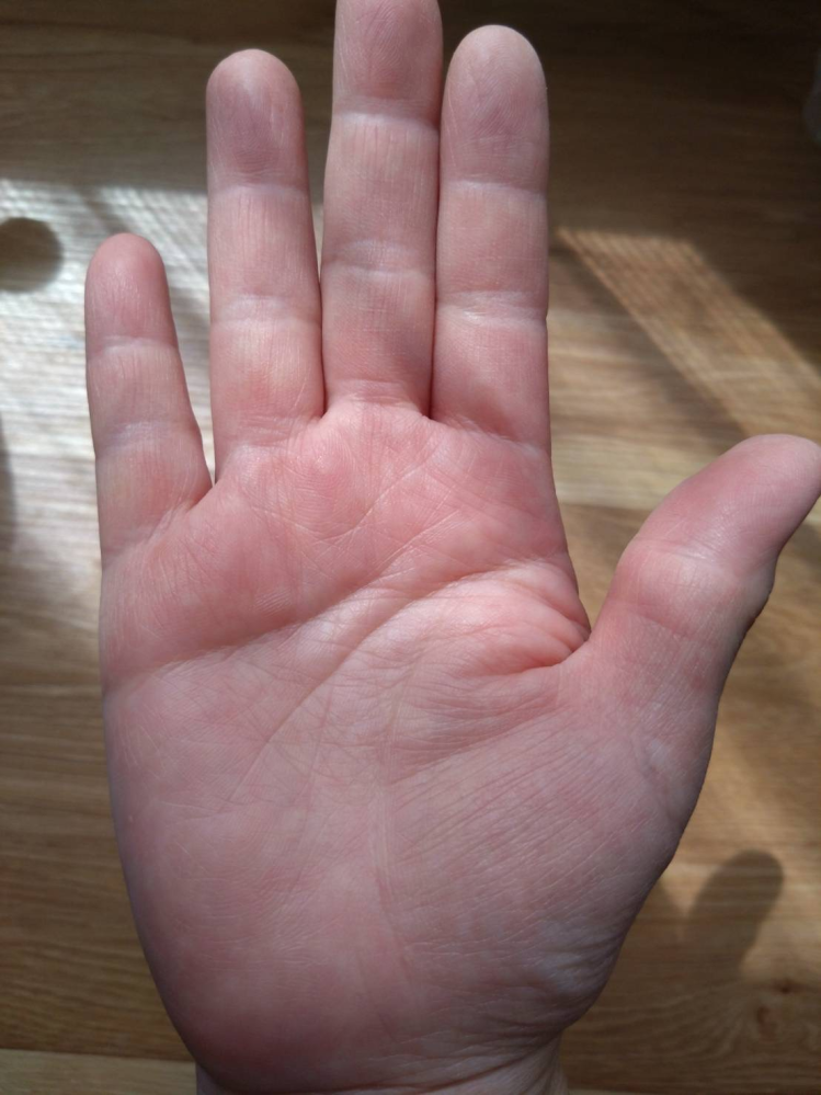 手相を見れる方に見ていただきたいです。母59歳の手相です。全