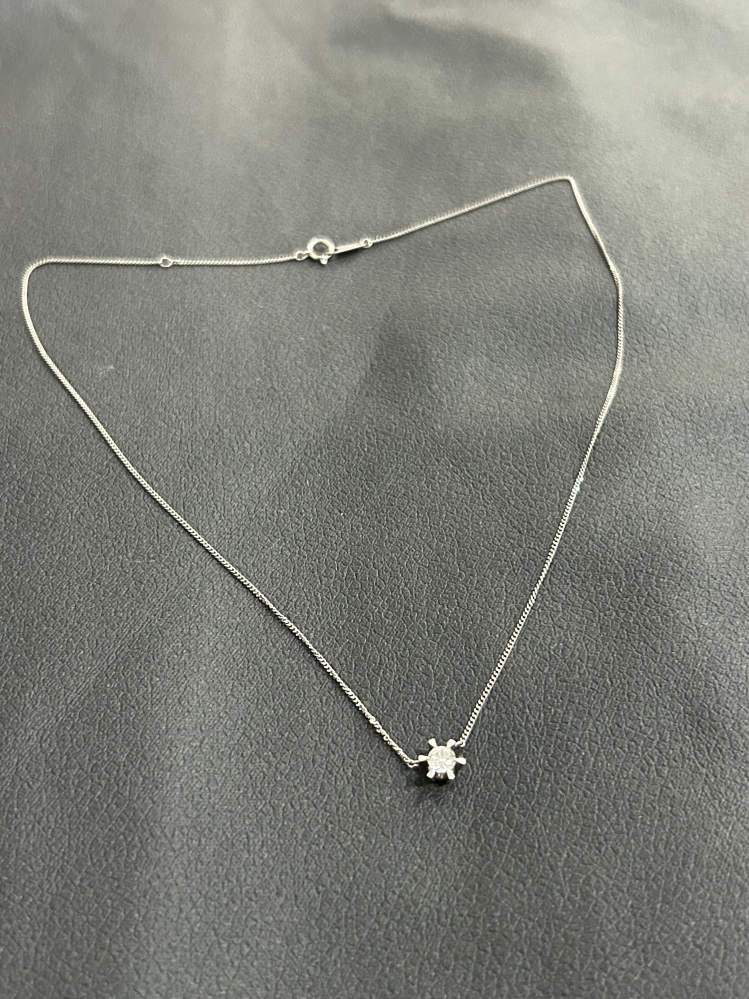 祖母から頂いたアクセサリーセット おばあちゃんの遺品でダイヤのネックレスを貰いました。このデザ