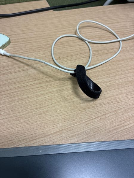 これって充電器止めるバンドでしょうか？ - 充電コードをまと