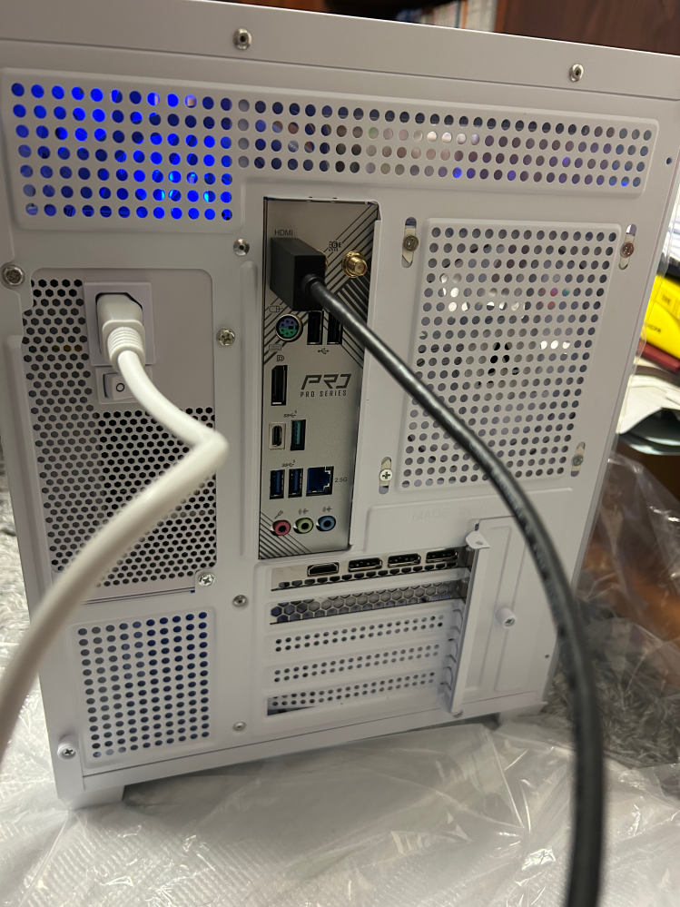 新品のデスクトップPCを買ったのですが電源がつきません。原因がわかる 