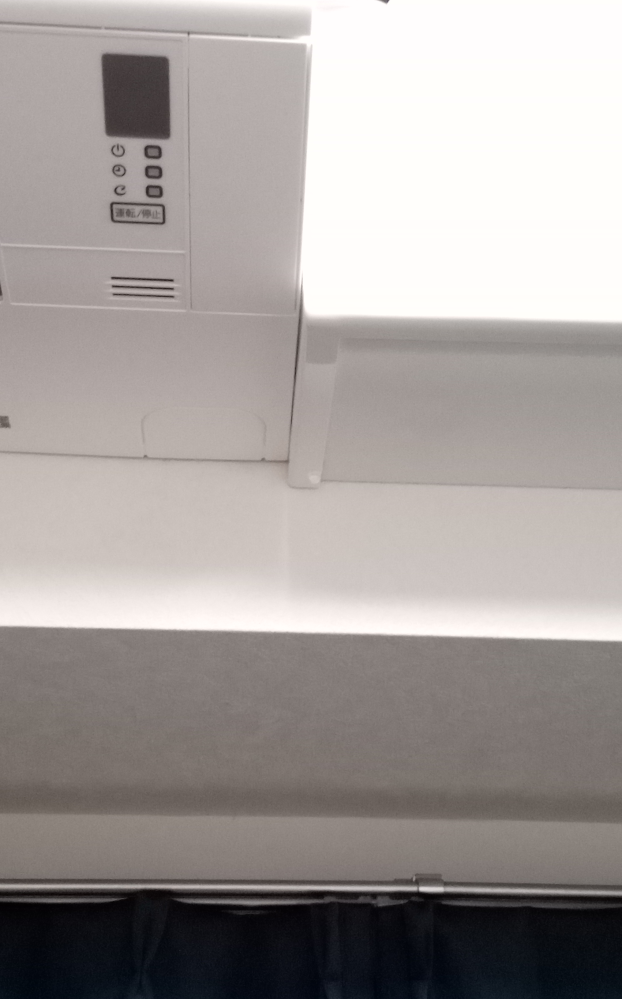 エアコン横のタンクのようなBOXから水漏れ。何が起きてるんでしょうか 