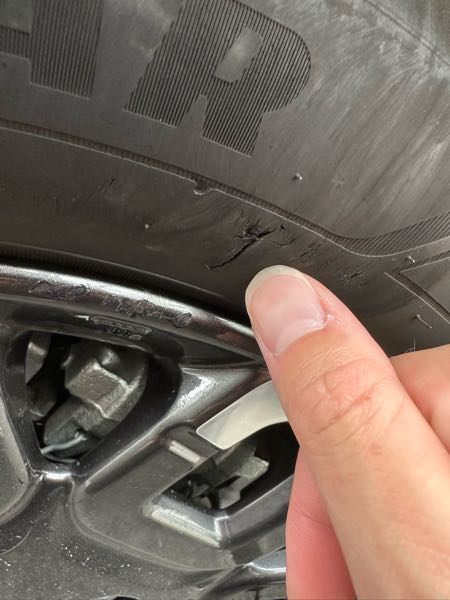 この前何かに擦ったか、タイヤに亀裂ができました。これは交換す 
