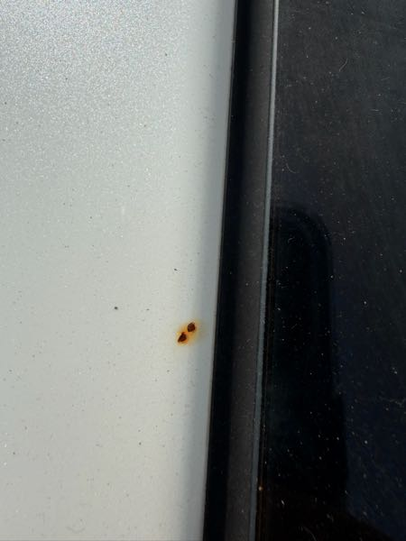 車のルーフ部(フロントガラスとの境目部)に飛び石によるサビができて 