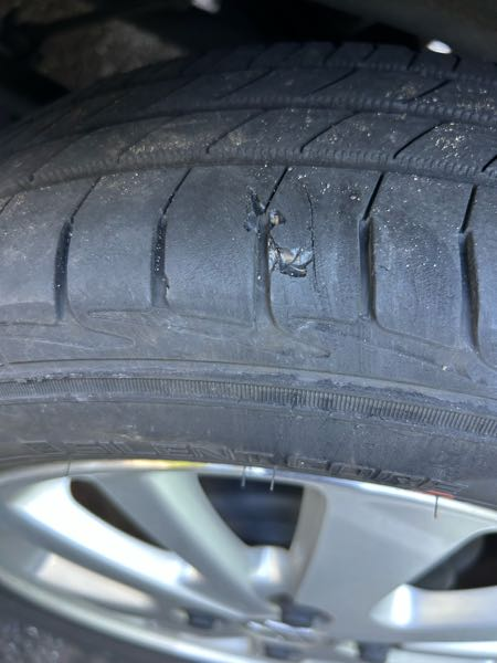 タイヤを縁石にぶつけてしまいました。この程度は交換必要でしょうか 