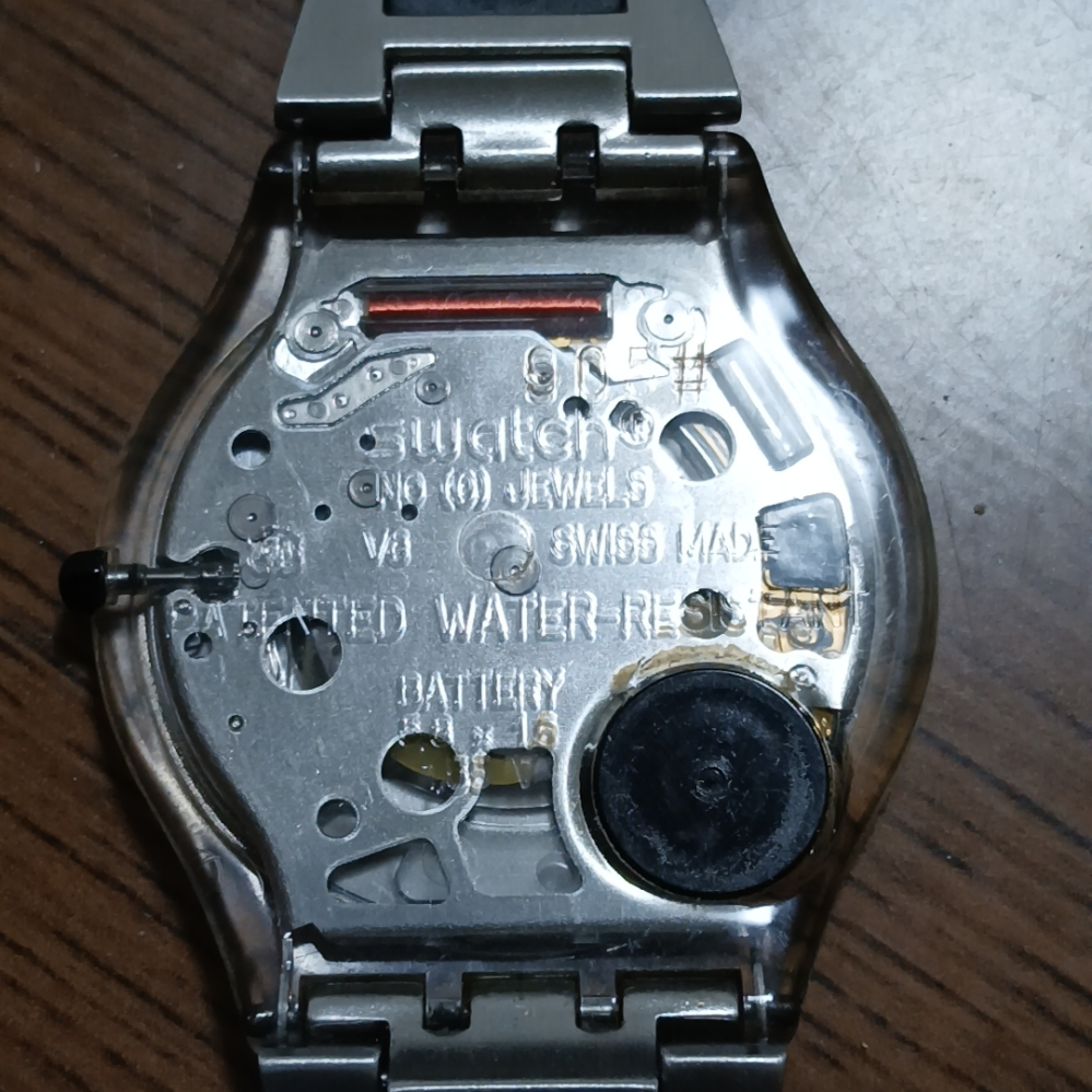 このSWATCHの型の電池交換方法を教えてください。言うまでもなく右下