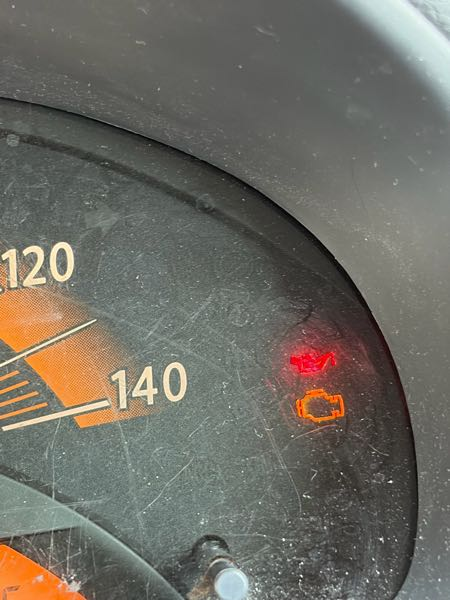 車の事は無知でオイルランプが点灯してたんですが、そのランプは