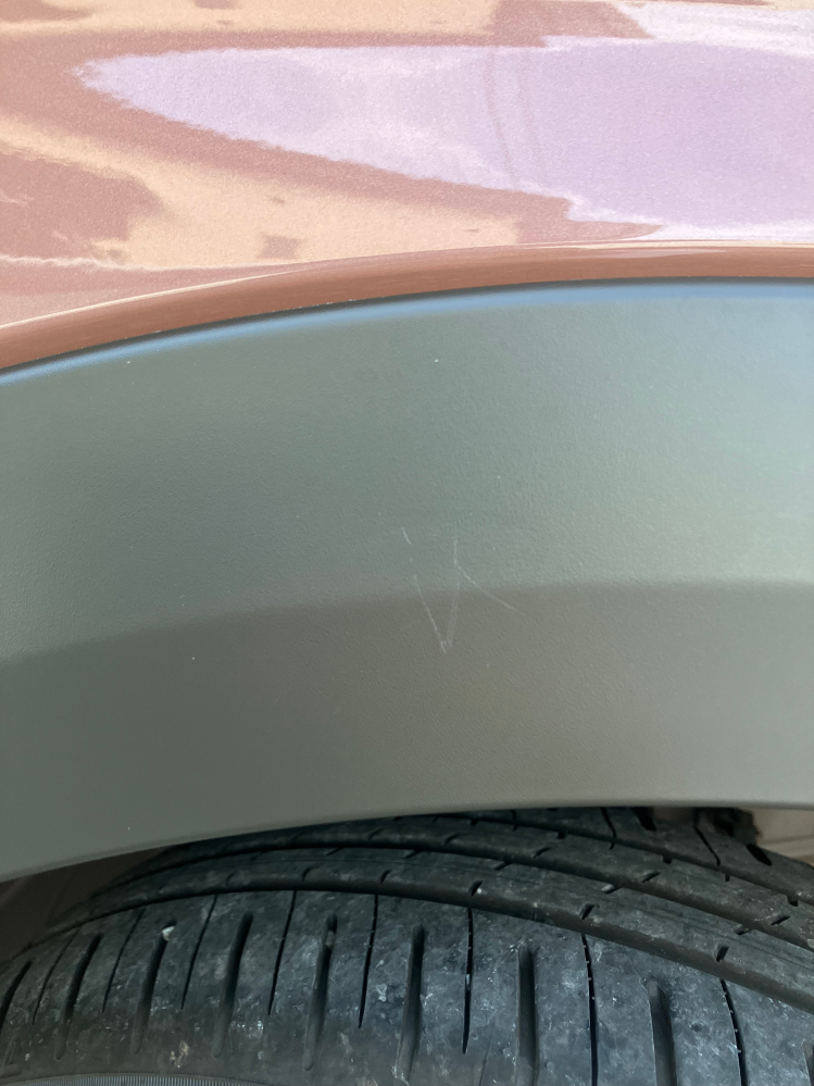 車の線傷について本日気づいたのですが、写真の通り覚えのない大きめの