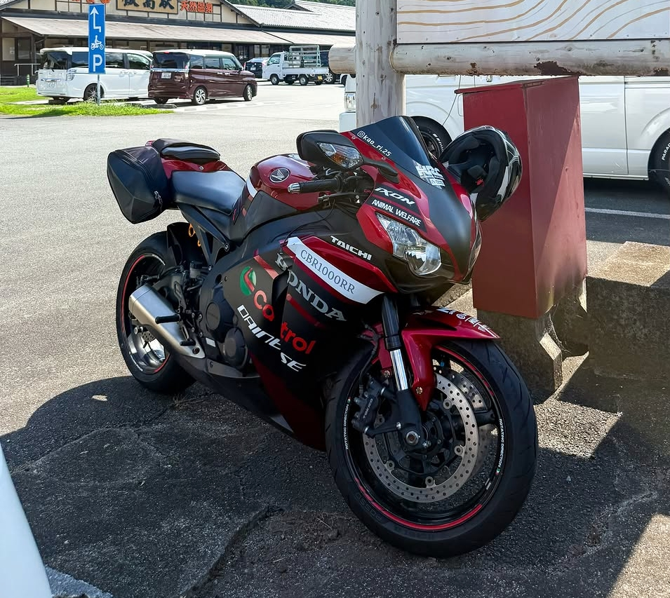 このホンダのバイク、分かりますか？フロントカウルのライトの形状が