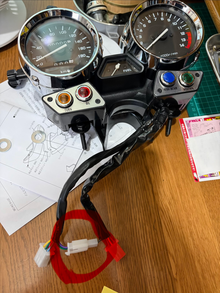 ヤマハXJR400です。メーターが破損してしまい交換したのですが写真の