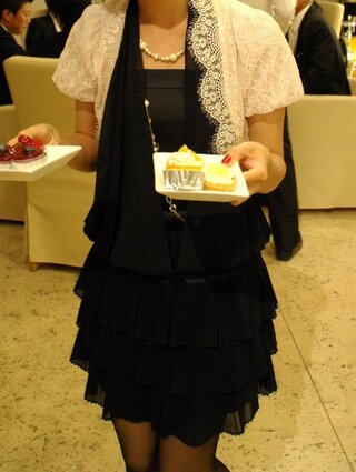 会社主催のクリスマスパーティーで着る服装に迷っています 至急アドバイス Yahoo 知恵袋