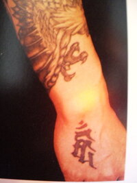 この写真の手の甲にあるタトゥーの梵字の意味が知りたくて調べて Yahoo 知恵袋