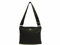 プラダのナイロンバッグ 今持っているとダサいですよね 都 Yahoo 知恵袋