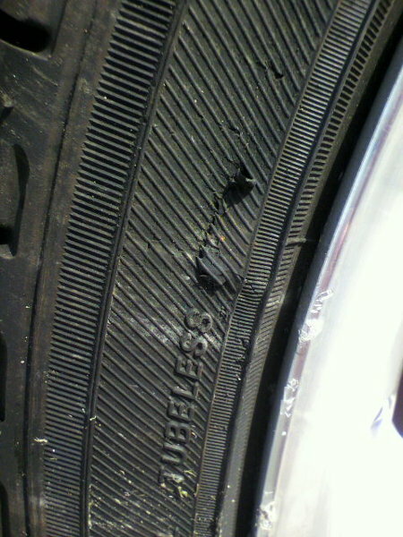至急回答お願い致します 車のタイヤのサイドウォールに写真の様な傷があり Yahoo 知恵袋