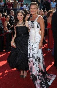 アグリーベティのキャスト こちらの画像 右側にいるのは 海外ドラマ ア Yahoo 知恵袋