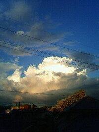夜空の一部の雲が赤っぽい 少し赤みのかかった 色をしています Yahoo 知恵袋
