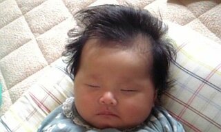 生後２ヶ月の赤ちゃんがいます 生まれた時から 髪が黒々してい Yahoo 知恵袋