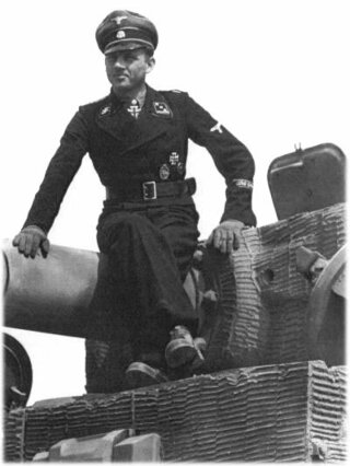 ナチスドイツ武装親衛隊の戦車服のヴィットマンの襟章と肩章と袖 Yahoo 知恵袋