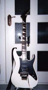 このギターはエース清水聖飢魔 で使っていたギターです このギターなんな Yahoo 知恵袋