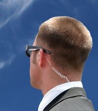 よくSPが耳に付けているイヤホンはなんのために付けているので  