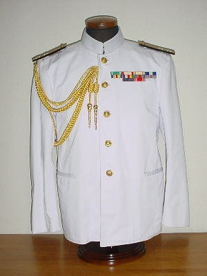 旧軍の参謀や上級将校が制服に着けた、飾緒（しょくちょ）です。本物です。 軍服の将校飾緒（画像参照）って基本右につけるものと思っていま