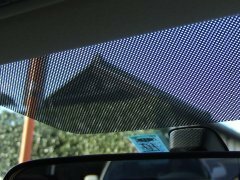 車のフロントガラスのルームミラーの後ろの黒い点々わ何ですか 写真 Yahoo 知恵袋