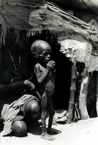 アフリカの飢餓で苦しむ子供たちの画像を見たことがありますが Yahoo 知恵袋