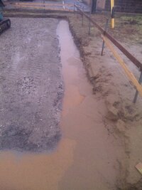 住宅基礎工事について質問です 昨日から基礎工事がはじまりました 今日は雨で工事は 教えて 住まいの先生 Yahoo 不動産