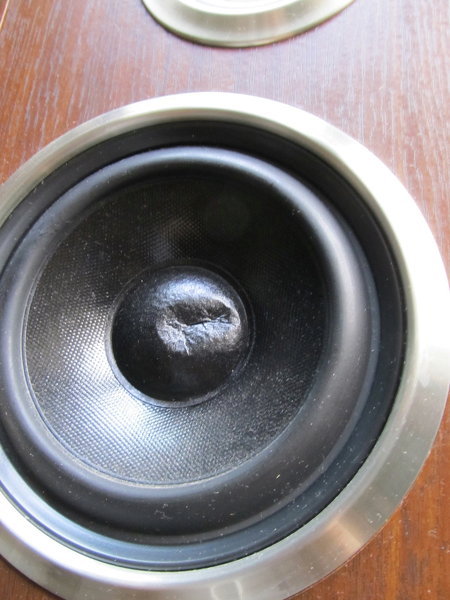 スピーカーのコーンのヘコミについて - スピーカーの中心コーンの