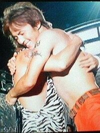 Ｂ’ｚのお二人の絆や仲の良さを感じるエピソードってありますか？
私は松本さんのグラミー賞授賞式後、稲葉さんが松本さんに”ジャンピングハ グ”したというエピソードが大好きですo(^-^)o
その様子が目に浮かぶようです！！ 