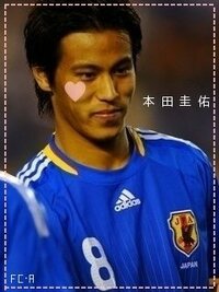サッカー選手本田圭佑は黒髪がイケメンですか 現在は金髪 Yahoo 知恵袋
