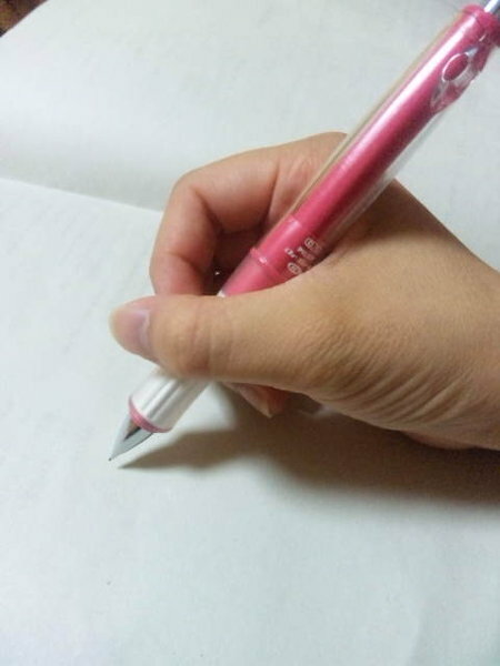 ペンの持ち方最近 シャーペンを使っていて手が痛くなります なので ペン Yahoo 知恵袋