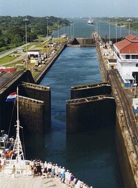パナマ運河攻撃に必要な戦力 .
戦争中、伊400型の潜水艦に搭載した晴嵐で、パナマ運河を攻撃しようという構想があったのは有名な話です。が、少数の晴嵐で、パナマ運河のガトゥン閘門やガトゥン・ダムをぶっ壊し、ガトゥン湖の水を抜いて、運河を長期間使用不可能にするのは、無理なような気がします。

マジで、数年間使用不可能にしようとするのなら、どのぐらいの戦力が必要なのでしょうか。攻撃時期が開戦...
