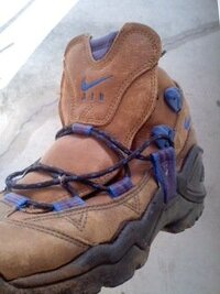 NIKEのアウトドア系(登山)のスニーカーです。 

名前が分からないので教えて下さい(/_;), 

購入は、15年くらい前です。 

今でも好きで修理して履こうかと思っています。

中々希少なシューズでしょ(*^－^)ノ
 